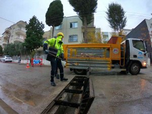 Yağışlara Karşı Menfez Ve Izgaralar Temizleniyor
