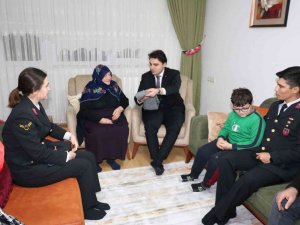 Sivil Şehit Annesinden Mehmetçiğe Atkı