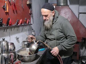 Açtığı ’Demlik ve Tencere Hastanesi’nde Demlik ve Tencereleri Tamir Ediyor