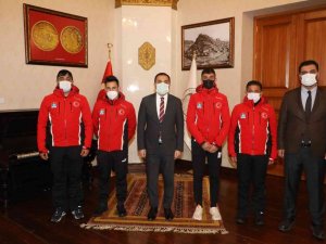Vali Öksüz, Başarılı Kayakçıları Kabul Etti
