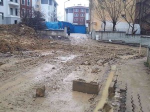 İ̇nşaattan Yola İnen Çamur Vatandaşın Tepkisine Neden Oldu