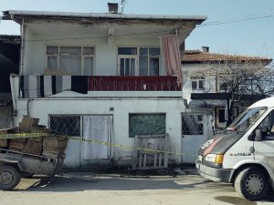 Genç Kız, Tartıştığı Annesini Önce Bıçakladı Sonra Kabloyla Boğarak Öldürdü