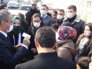 Bakan Özer, 3 Yıldır Eşinden Ayrı Olan Öğretmene Hayatının Mutluluğunu Yaşattı