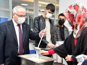 Rektör Ak, Sınav Öncesi Öğrencilerle Biraraya Geldi.