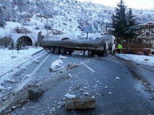 Un Yüklü Tır Buzlu Yolda Kaza Yaptı: 1 Yaralı