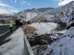 Otomobil Köprüden Harşit Çayına Uçtu: 1 Yaralı