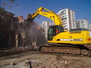 Fiyatları 2 Milyonu Bulan Binalar Arasında Kalan Yapıların Yıkımına Başlandı