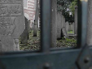 İ̇stanbul’un Göbeğinde Tarihi Mezarlıklar Yok Oluyor
