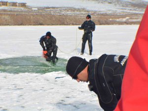 Donan Gölde Testere İle Buzu Kesip Dalış Yaptılar