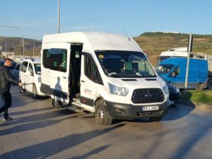 Samsun’da Otomobil İle Öğrenci Servis Minibüsü Çarpıştı: 2 Yaralı