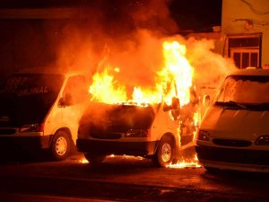 Galerideki Minibüs Alev Aldı