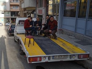 Oto Kurtarıcı Üzerinde Çay Molası