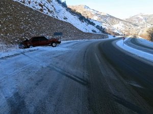 Kayganlaşan Yolda Kontrolden Çıkan Otomobil Duvara Çarptı: 1 Yaralı