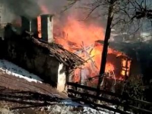 Artvin’de İki Katlı Ev Yanarak Kullanılamaz Hale Geldi