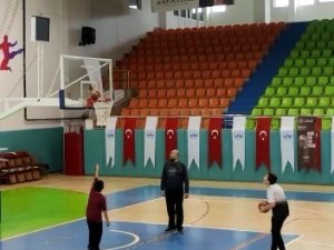 Minik Basketbolcunun Attığı Top, Potada ’Asılı’ Kaldı