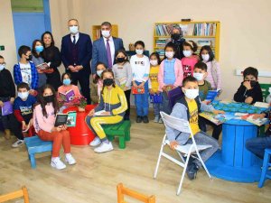 Öğrenciler Yaptı... Doğanın İçindeki Okula Geri Dönüşümle Kütüphane Kuruldu