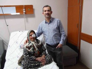 6 Çocuklu 15 Torun Sahibi 97 Yaşındaki Fadime Nine Işığı Gördü