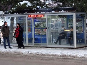 Gümüşhane’de Klimalı Duraklar Soğuk Kış Aylarında Vatandaşların İmdadına Yetişiyor