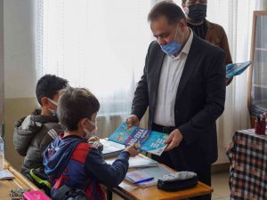 Başkan Şahin, Çocuklara ’Akıl’ Ve ’Zeka’ İsimli Kitapları Dağıttı
