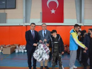 Emirdağ’da Okullara Spor Malzemesi Desteği