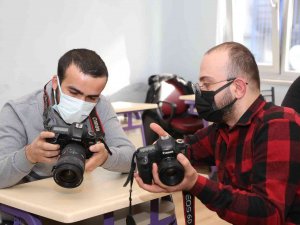 İ̇şaret Diliyle Fotoğraf Çekmeyi Öğreniyorlar