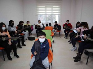 Şuhut’ta Gençlik Merkezi’nde Gitar Kursu Başladı