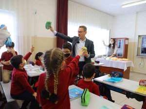 Başakşehir’de Öğrencilere 18 Bin Diş Bakım Seti Dağıtıldı