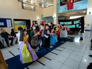 Atık Malzemelerle Yaptıkları Elbiselerle Defile Sundular