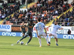 Spor Toto Süper Lig: Alanyaspor: 1 - Medipol Başakşehir: 1 (İ̇lk Yarı)