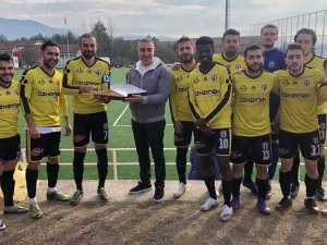 Başkan Ünal Futbolculara Baklava İkramında Bulundu