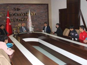 Ağrı Milli Eğitim Müdürü Kökrek, Çeşitli Yarışmalarda Başarılı Olan Öğrencilerle Bir Araya Geldi