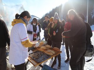 Artvin’in Atabarı Kayak Merkezinde Hamsi Şenliği Düzenlendi