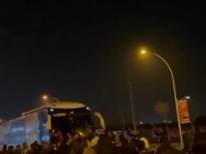 Bursaspor Taraftarları Takım Otobüsünün Önünü Keserek ’’Yönetim İstifa’’ Sloganı Attı