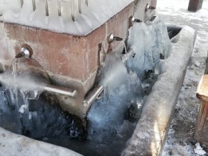 Erzurum’da Duvarlar Ve Şadırvanlar Buz Tuttu