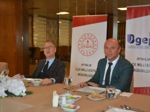 Ayvalık’ta Başarılı Öğrencilerine Öğle Yemeği İkramı