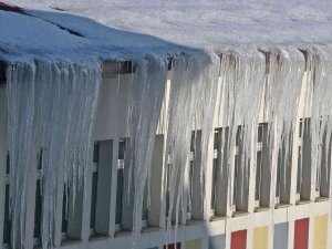 Çatılardaki Buz Sarkıtları 4 Metreyi Buldu