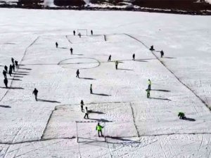 Yüzeyi Buzla Kaplı Çıldır Gölü’nde Futbol Keyfi
