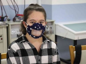 Lise Öğrencileri İşitme Engeliler İçin Şeffaf Maske Üretti