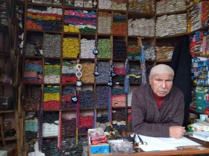 72 Yaşındaki Alaattin Amca 57 Yıldır Boncukçuluk Yaparak Geçimini Sağlıyor