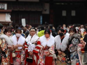 Japonya’da Gençler Yetişkinler Günü‘nü Kimono Giyerek Kutladı
