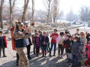 Kadın Askerlerden Öğrencilere Kırtasiye Malzemesi