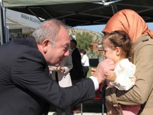 Başkan Şahiner Kutlama Çiçeği Yerine Bağış Yaptı