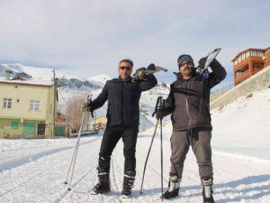 İ̇spir Doğa Sporları Derneği Üyeleri Ovit Dağı’nda Kayak Yaptı