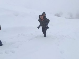 Okul Müdürü Öğrencisini Sırtında Taşıdı