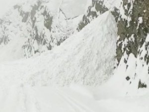 Hakkari’de Belde Yoluna 4 Ayrı Çığ Düştü