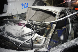 Otomobil kamyonun altına girdi 1 ölü, 1 yaralı