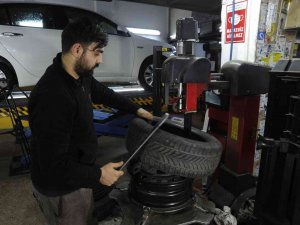 Kar Kapıya Dayandı, Lastikçilerde Yoğun Mesai