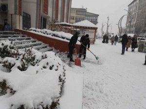 Hakkari’de Kar Küreme Timi İş Başında