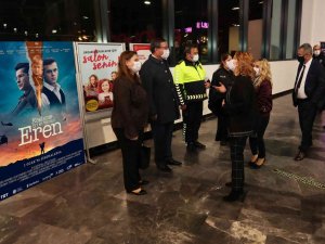 Bursa Emniyet Müdürü Şehit Aileleriyle Birlikte "Kesişme, İ̇yi Ki Varsın Eren" Filmini İzledi