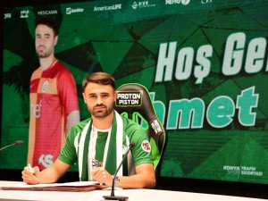 Bir Dönem Galatasaray Forması Da Giyen Konyasporlu Futbolcu Ahmet Çalık, Trafik Kazasında Hayatını Kaybetti.
